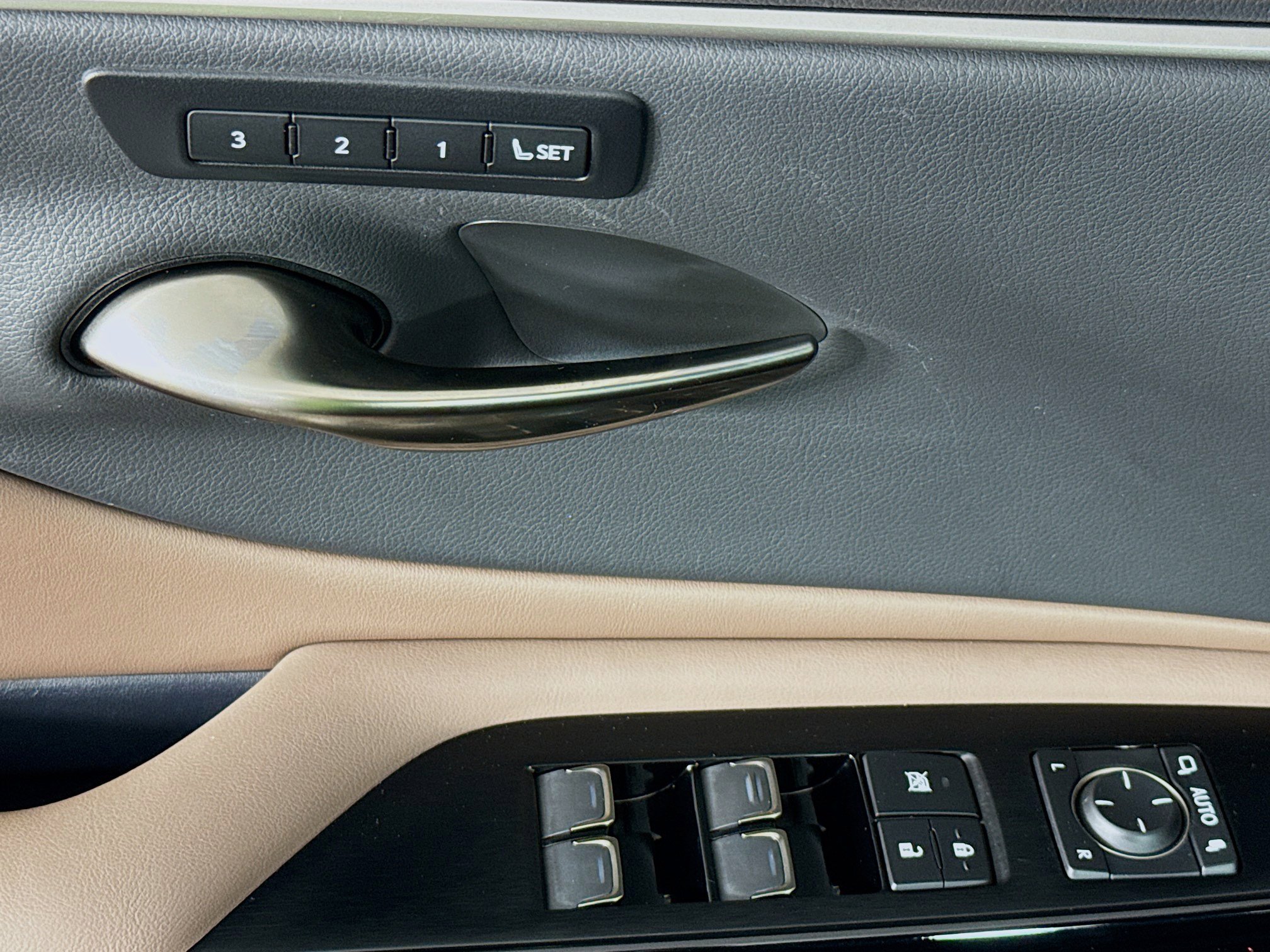 Used 2024 Lexus ES 350 w/ Premium Package image 23