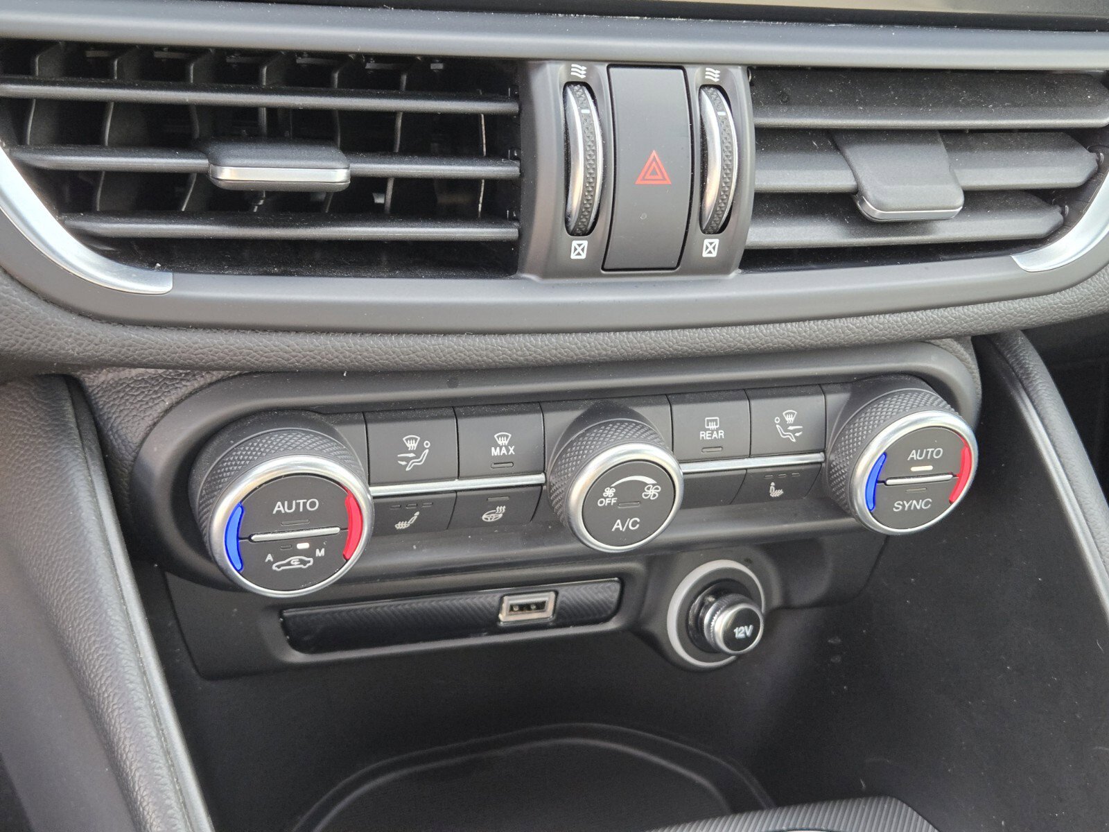 Used 2025 Alfa Romeo Giulia AWD image 21