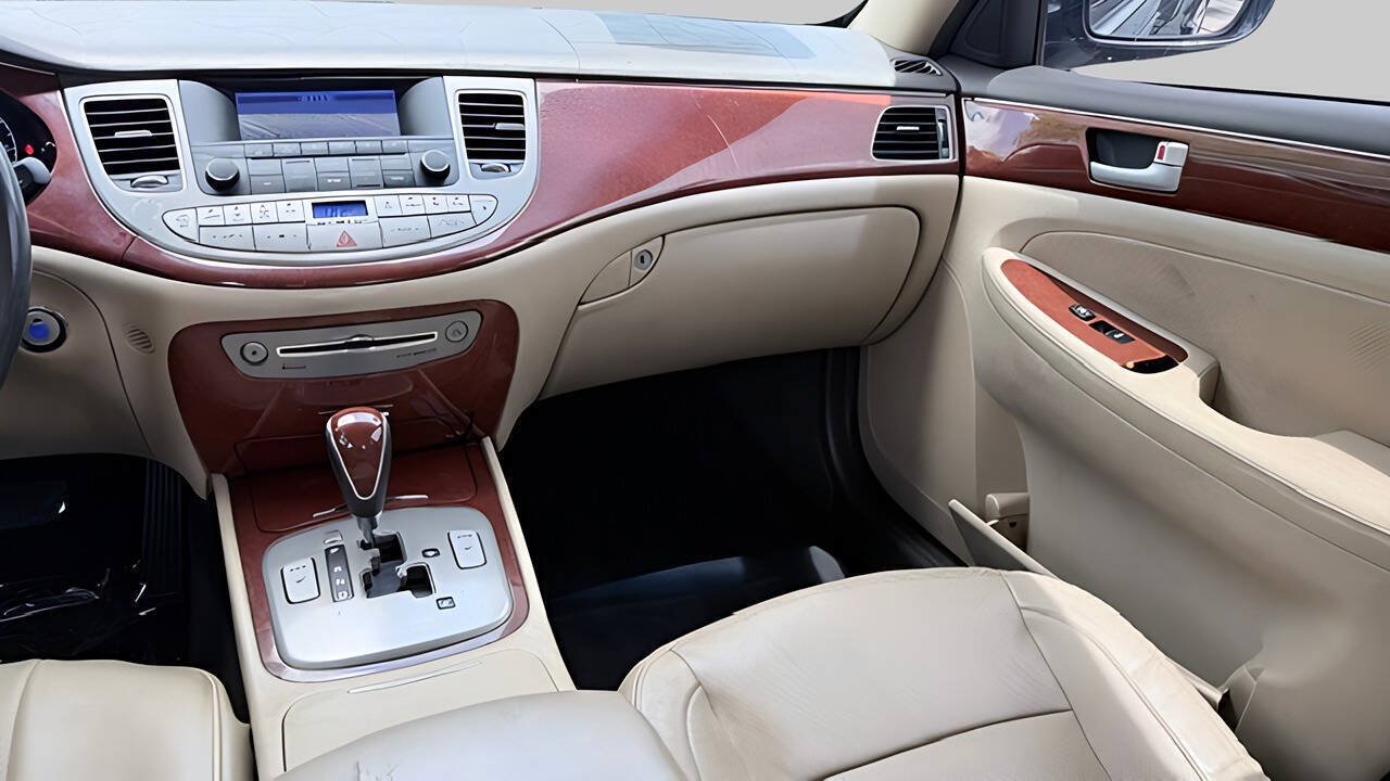Used 2013 Hyundai Genesis 3.8 RWD image 15