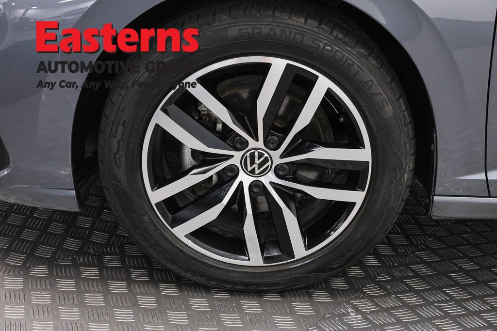 Used 2025 Volkswagen Jetta SE FWD image 31