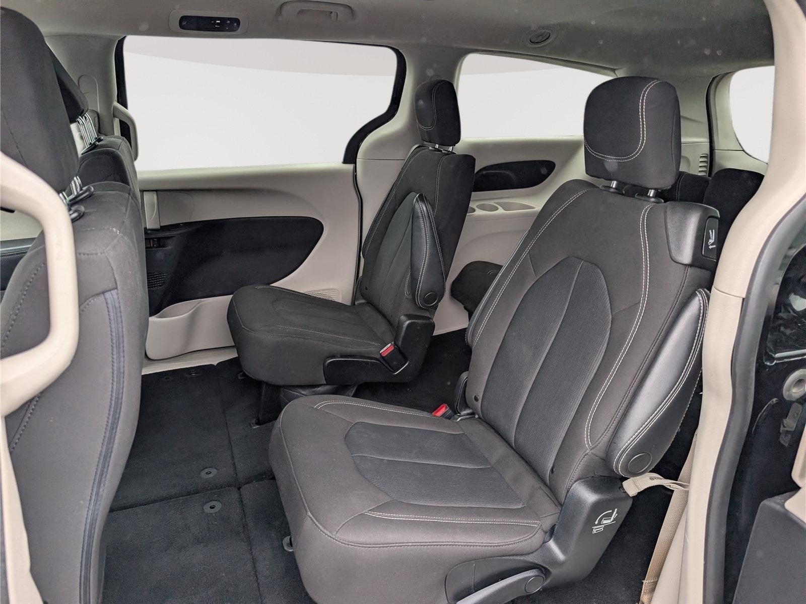 Used 2023 Chrysler Voyager LX FWD image 15