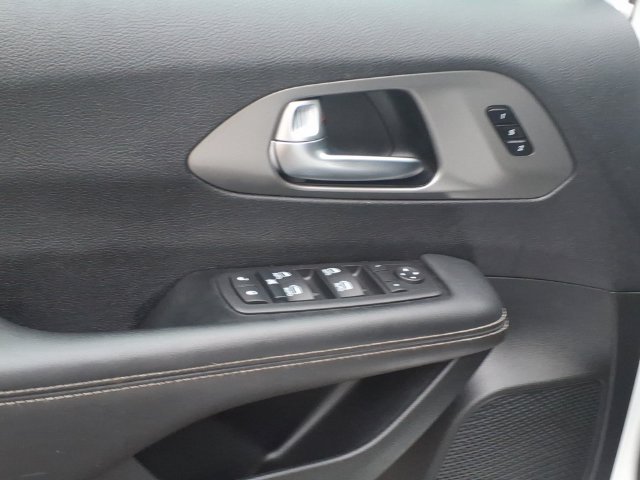 Certified 2025 Chrysler Pacifica Select FWD image 9