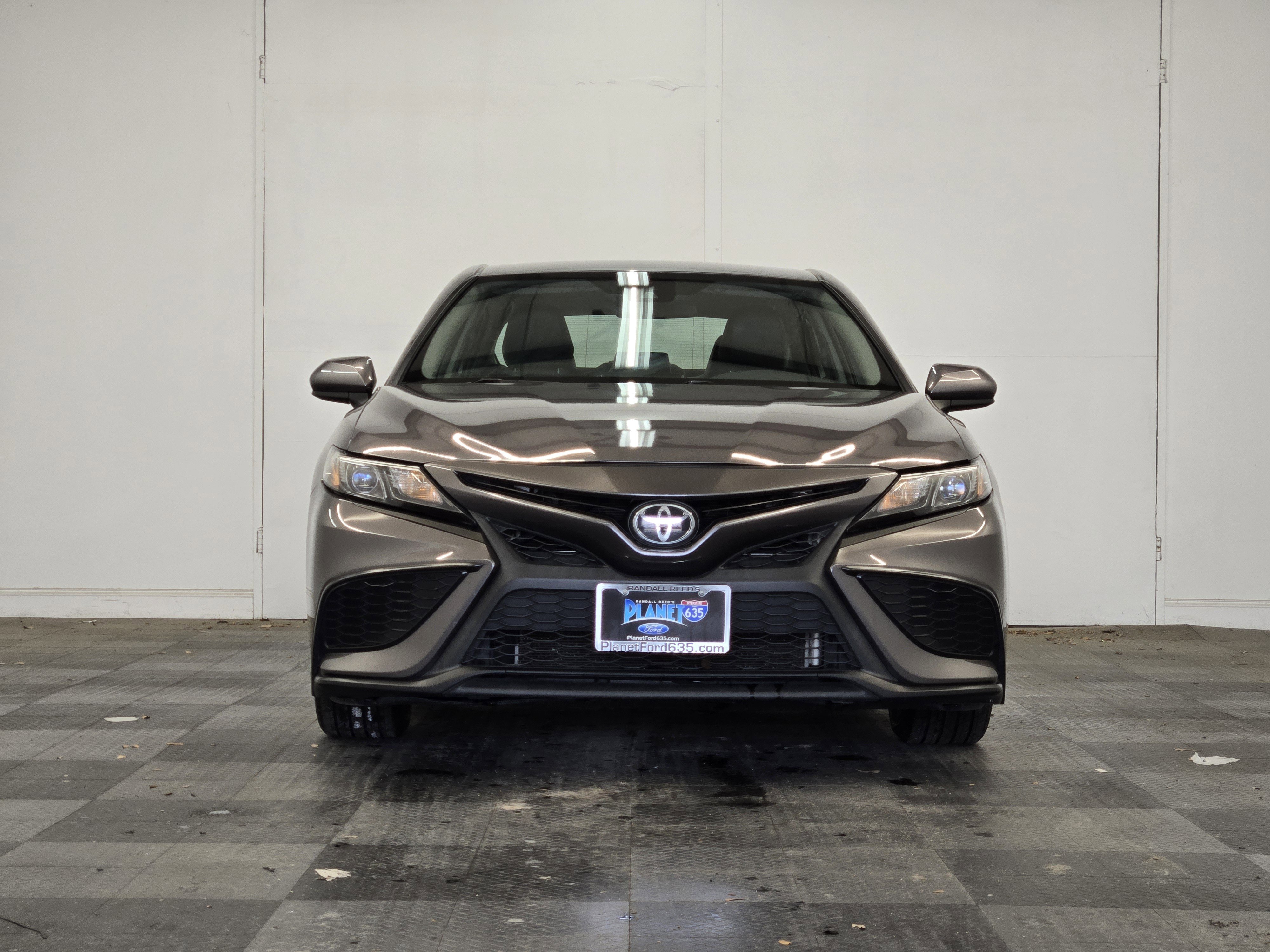 Used 2021 Toyota Camry SE FWD image 3