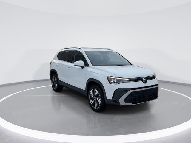 Used 2025 Volkswagen Taos SE image 2