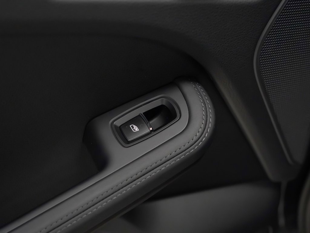 Certified 2025 Porsche Macan image 16