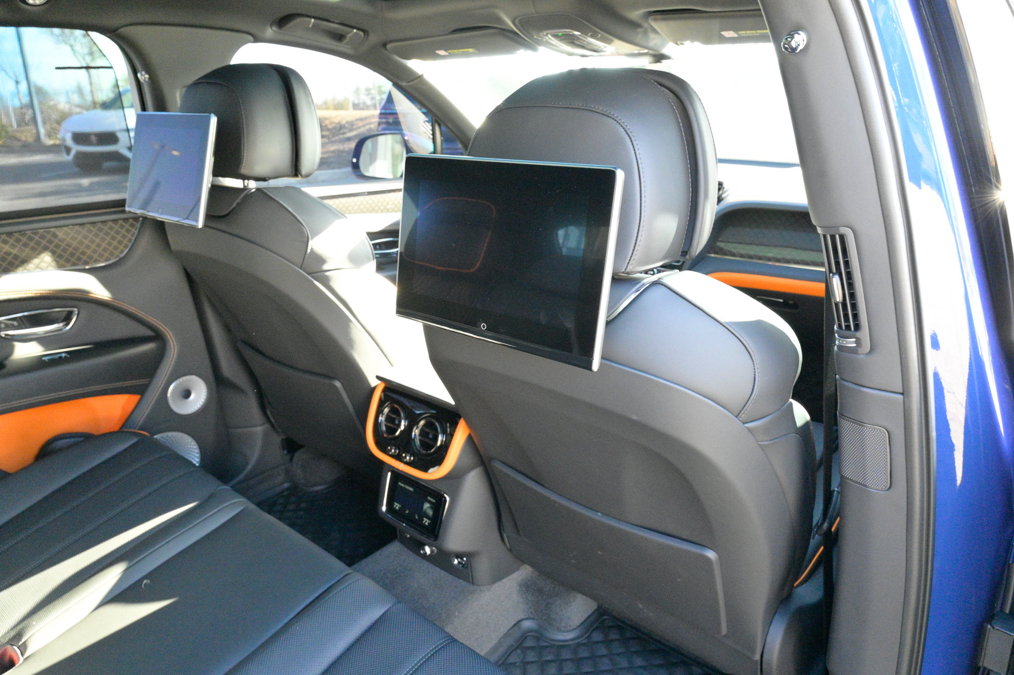 Used 2025 Bentley Bentayga image 47