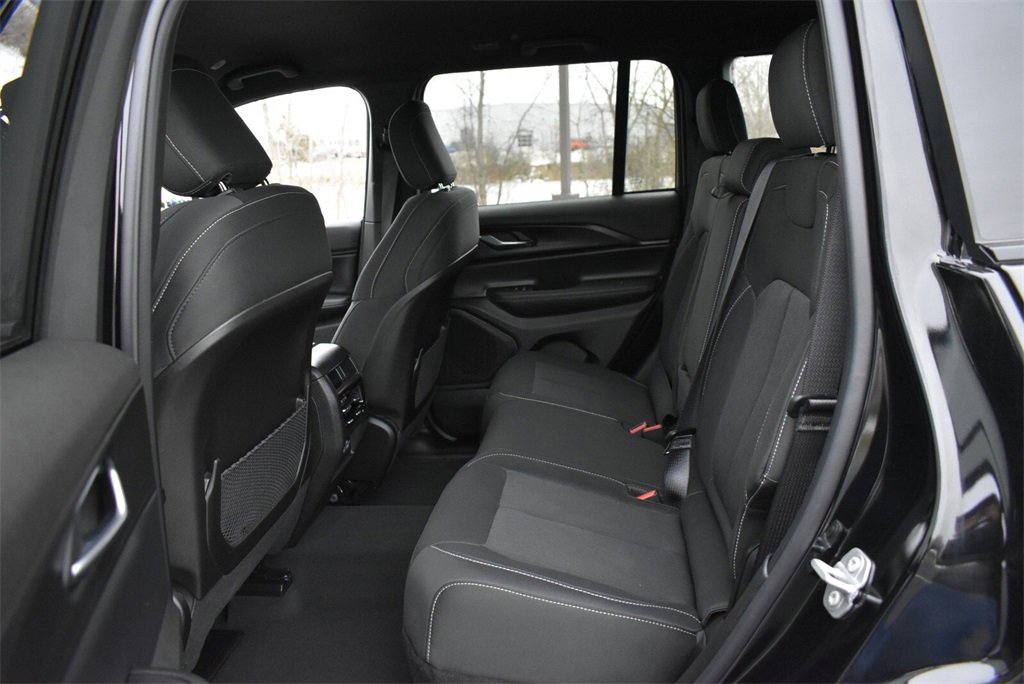 Used 2025 Jeep Grand Cherokee Laredo w/ Luxury Tech Group I image 23