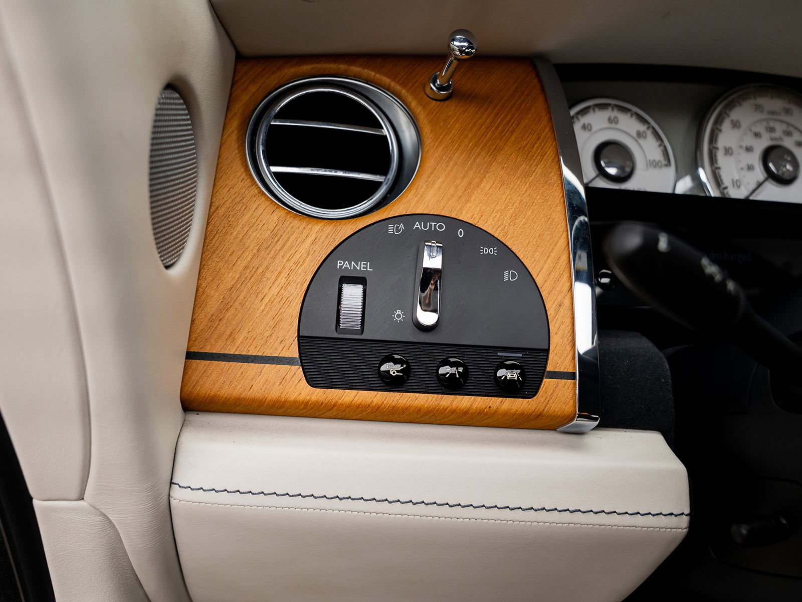 Used 2017 Rolls-Royce Dawn image 53