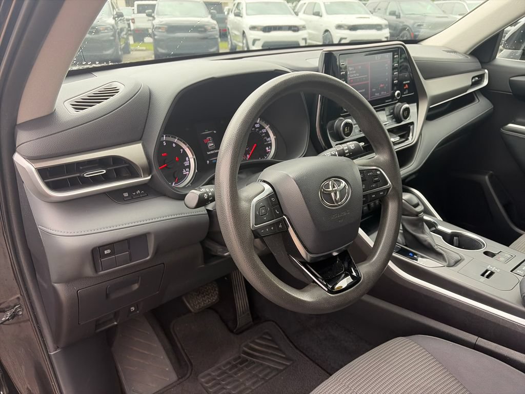 Used 2021 Toyota Highlander L FWD image 10
