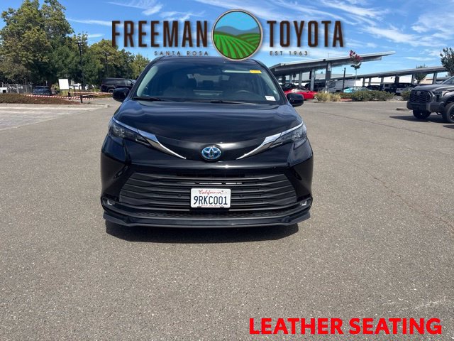 Used 2025 Toyota Sienna XLE FWD image 3