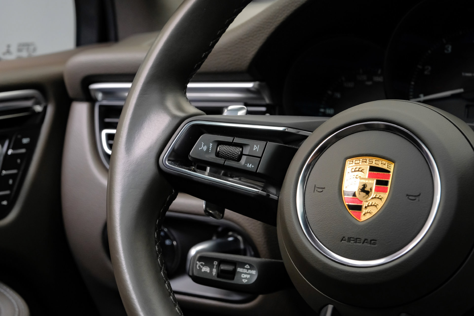 Used 2023 Porsche Macan Turbo AWD/4WD image 21