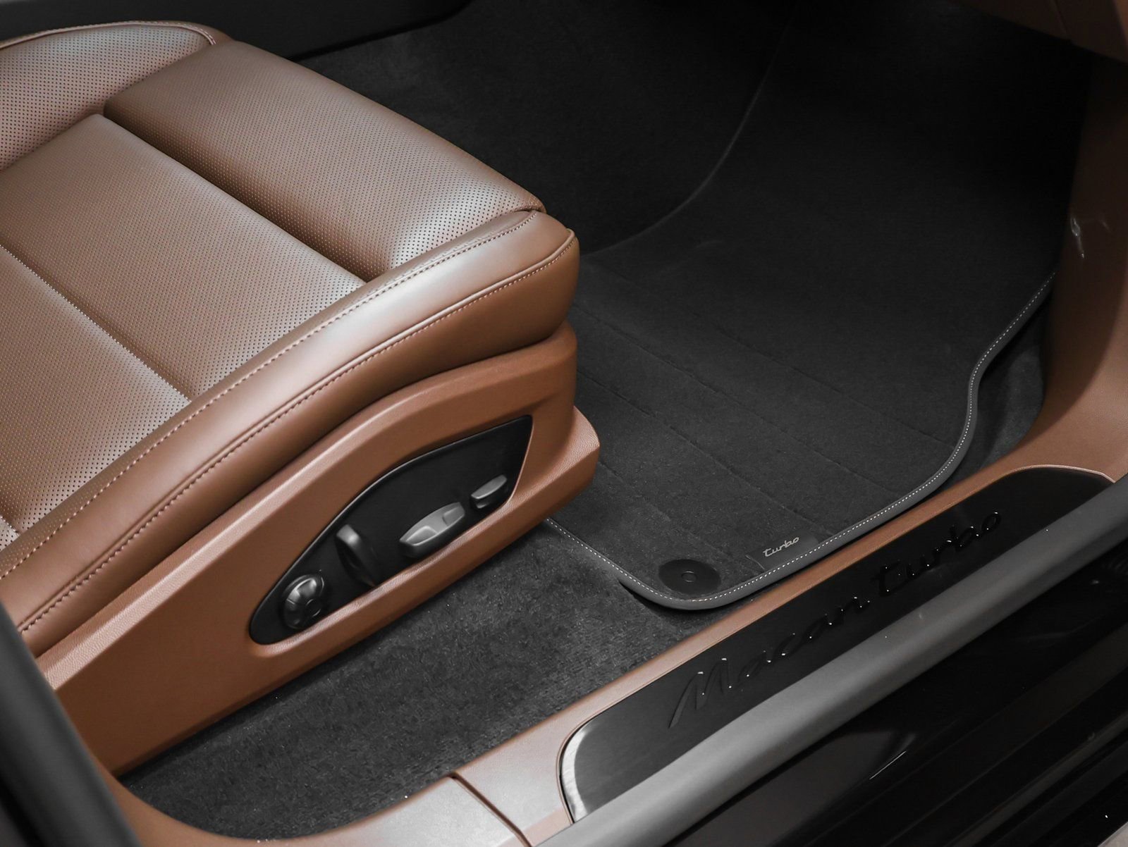 New 2025 Porsche Macan Turbo Electric image 21