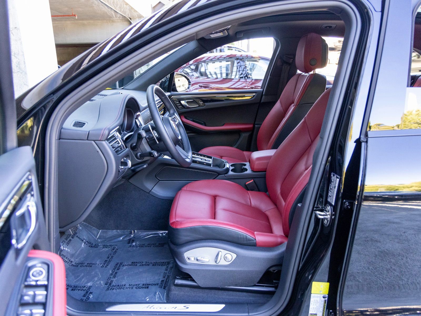 Certified 2025 Porsche Macan S image 28