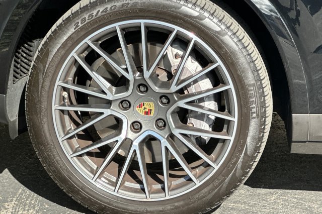 Used 2022 Porsche Cayenne AWD/4WD image 25