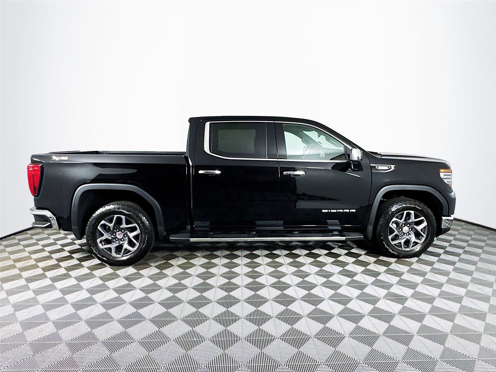 Certified 2025 GMC Sierra 1500 SLT w/ SLT Premium Plus Package AWD/4WD image 4