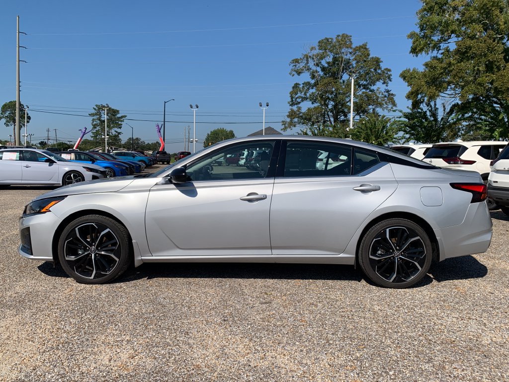 Used 2025 Nissan Altima 2.5 SR w/ SR Premium Package AWD/4WD image 4