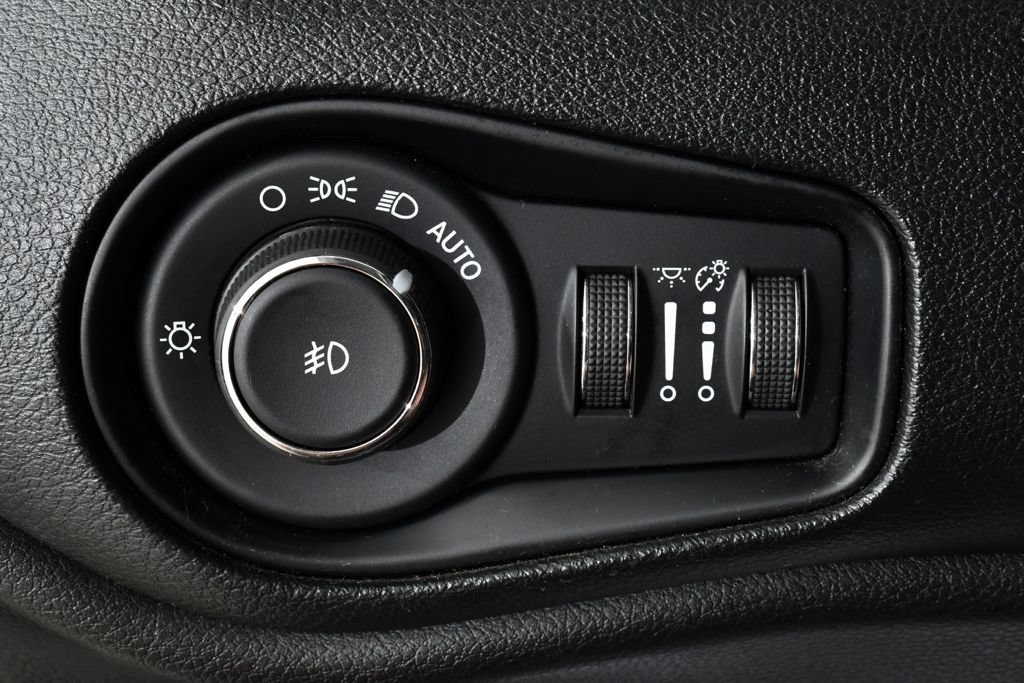 Used 2017 Jeep Renegade Latitude AWD/4WD image 32