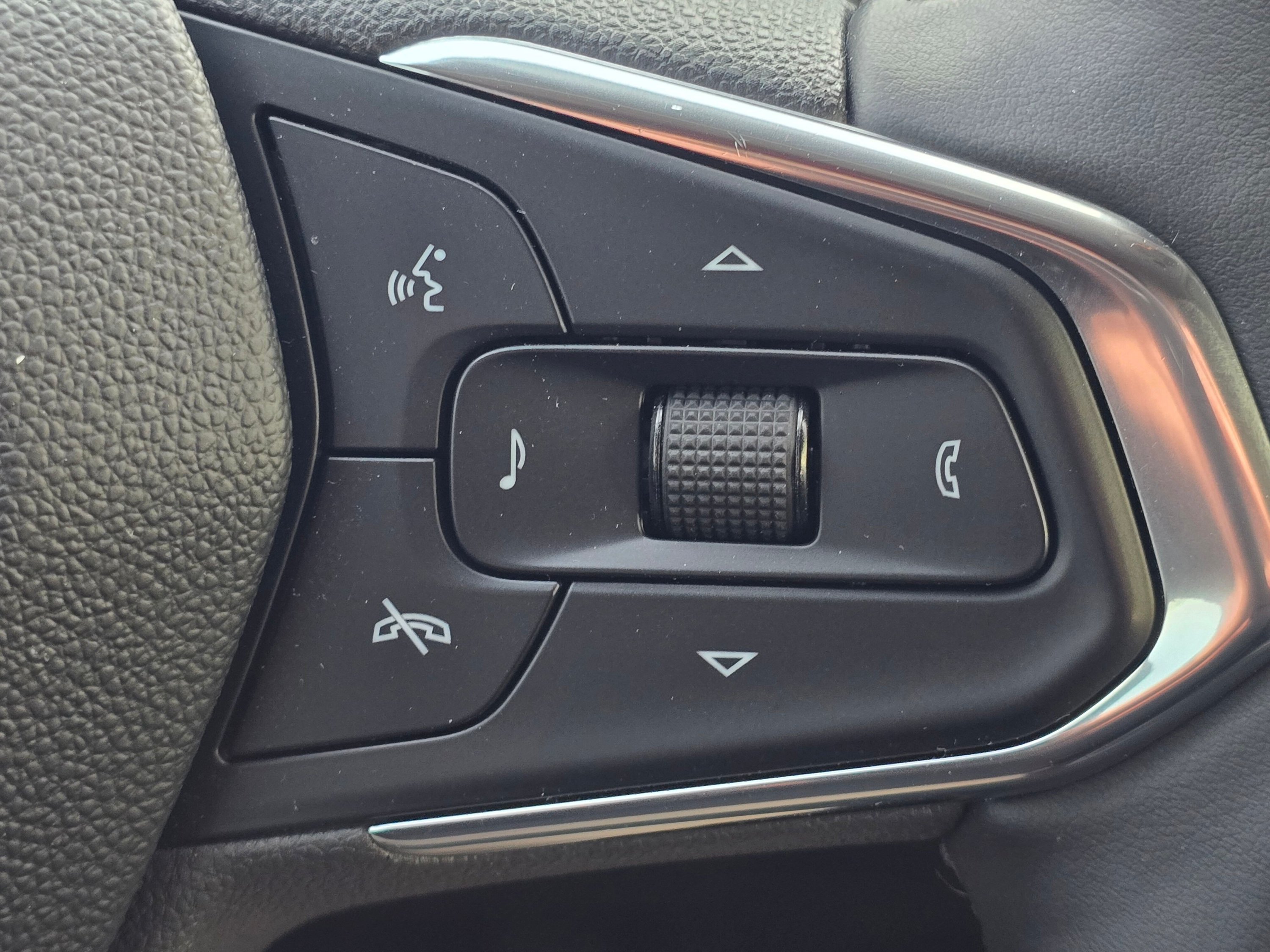 Used 2024 Chevrolet Trax LT w/ LT Convenience Package FWD image 45