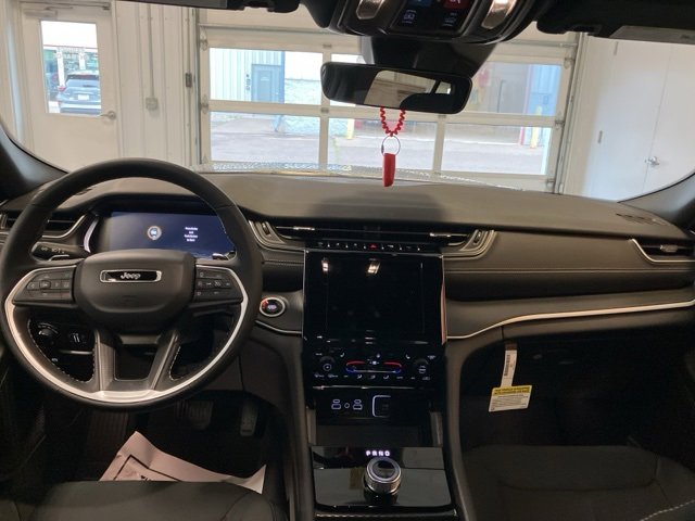 Used 2025 Jeep Grand Cherokee Laredo X w/ Luxury Tech Group I image 8