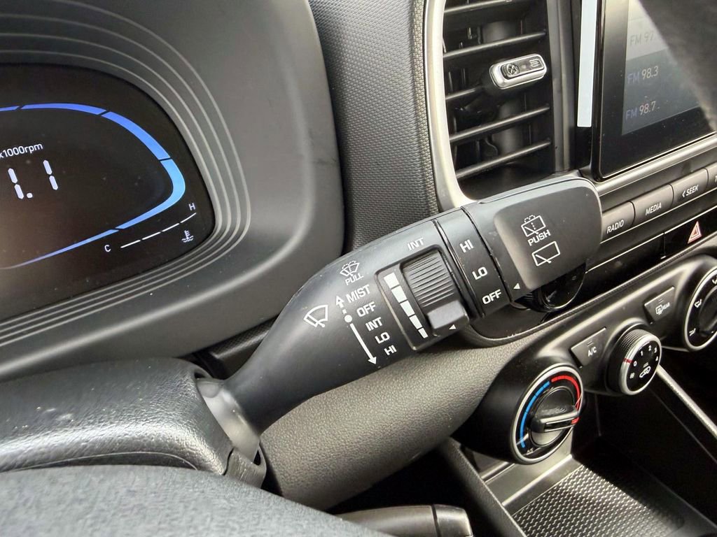 Certified 2025 Hyundai Venue SE image 29