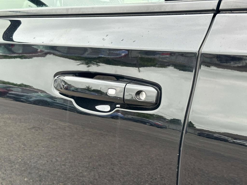 Used 2022 GMC Yukon AT4 AWD/4WD image 5