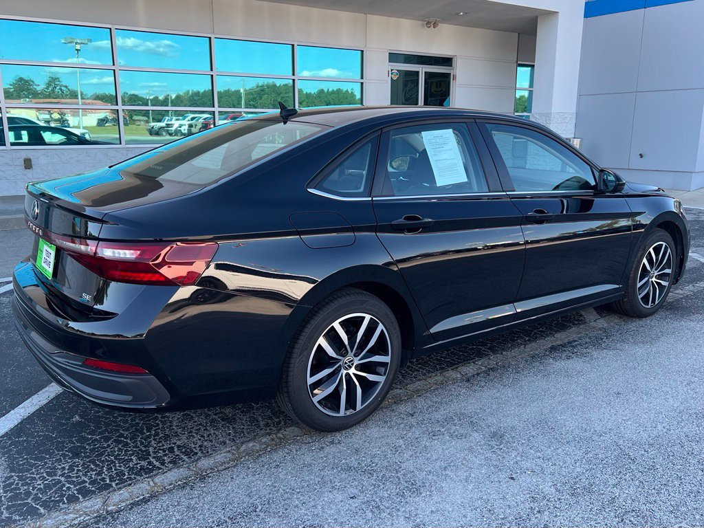 Used 2025 Volkswagen Jetta SE FWD image 4