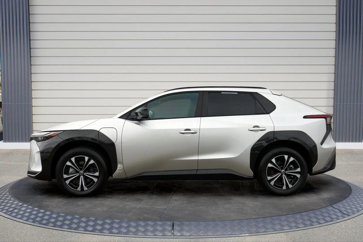 Used 2024 Toyota bZ4X XLE w/ Weather Package FWD image 4