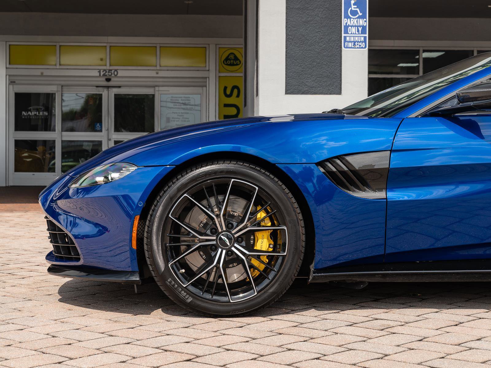 Used 2021 Aston Martin V8 Vantage Roadster image 35