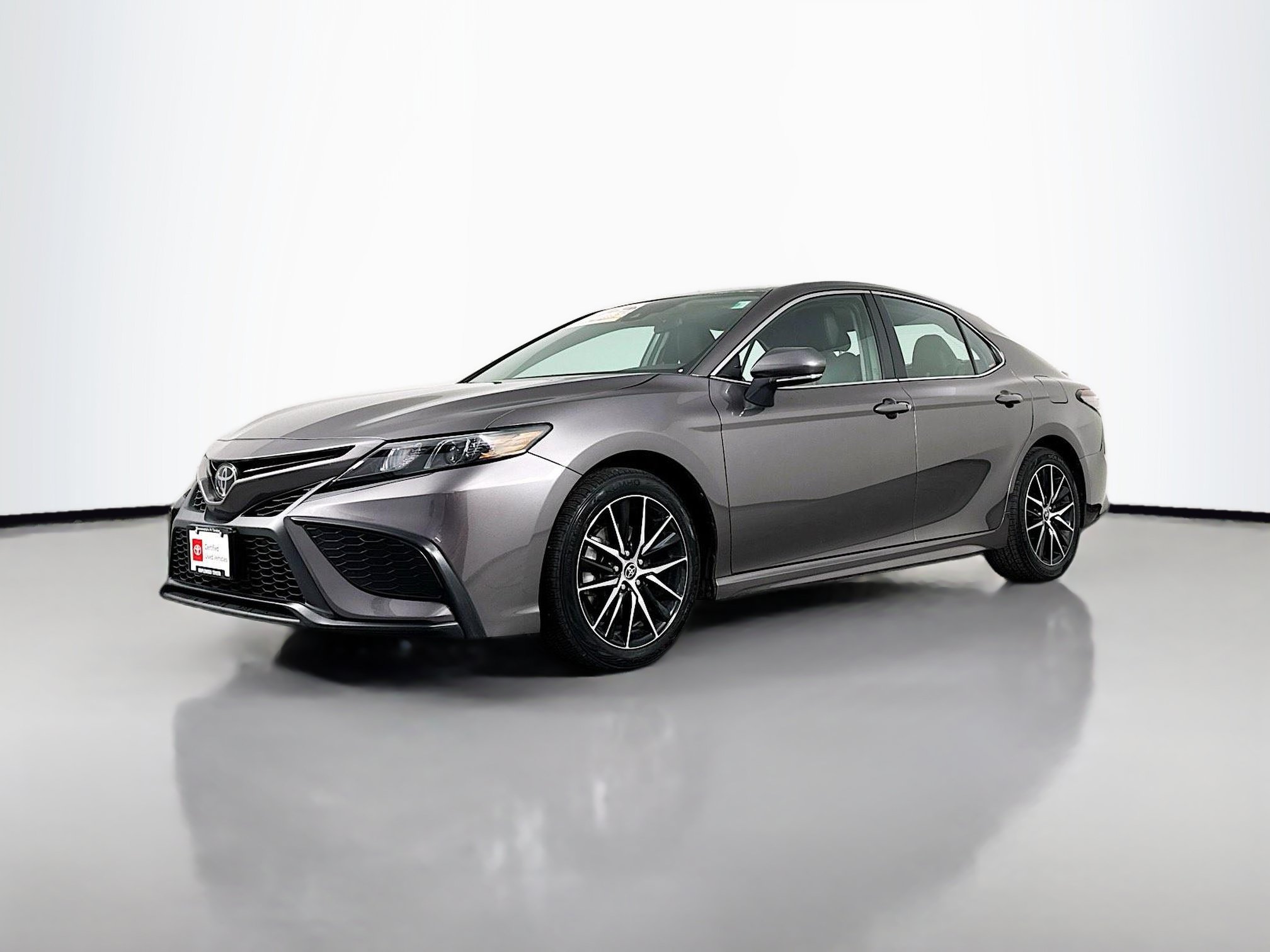 Used 2023 Toyota Camry SE FWD image 3