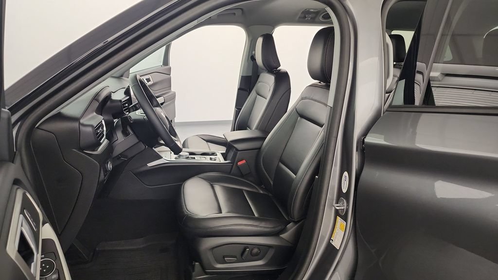 Used 2023 Ford Explorer XLT w/ Equipment Group 202A AWD/4WD image 14