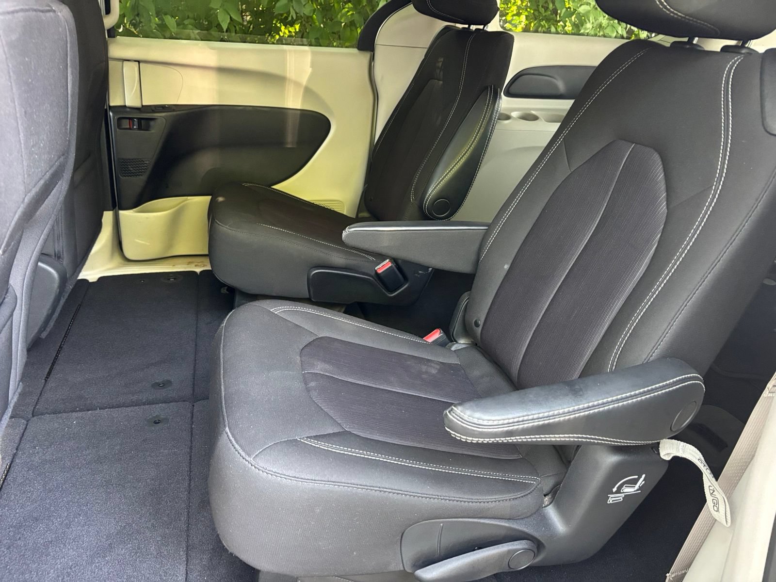 Used 2022 Chrysler Voyager LX FWD image 10