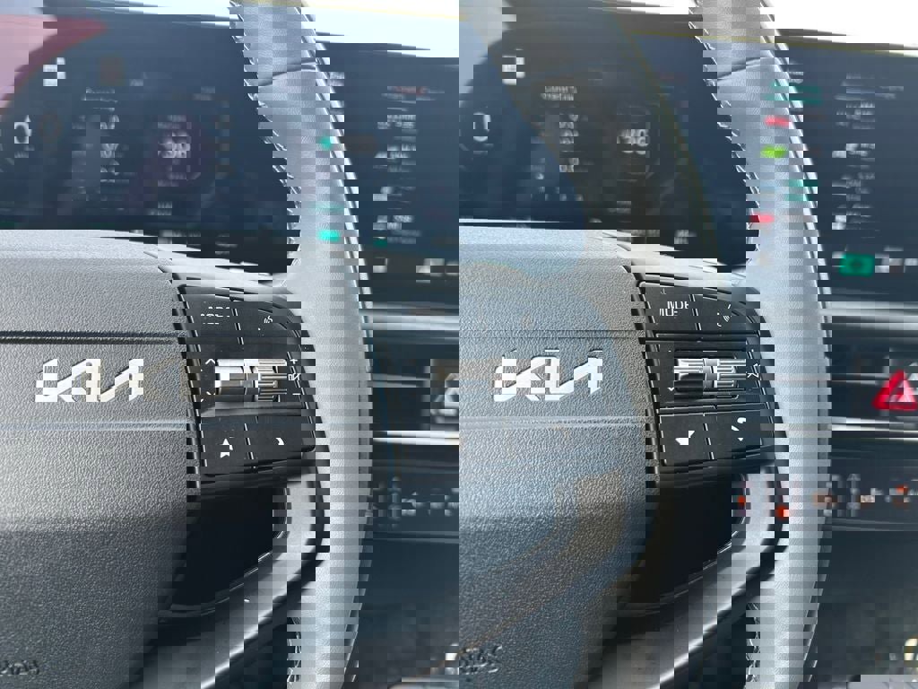 Used 2025 Kia EV6 Light AWD/4WD image 18