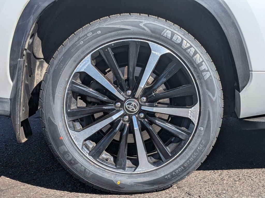 Used 2022 Toyota Highlander XLE AWD/4WD image 12