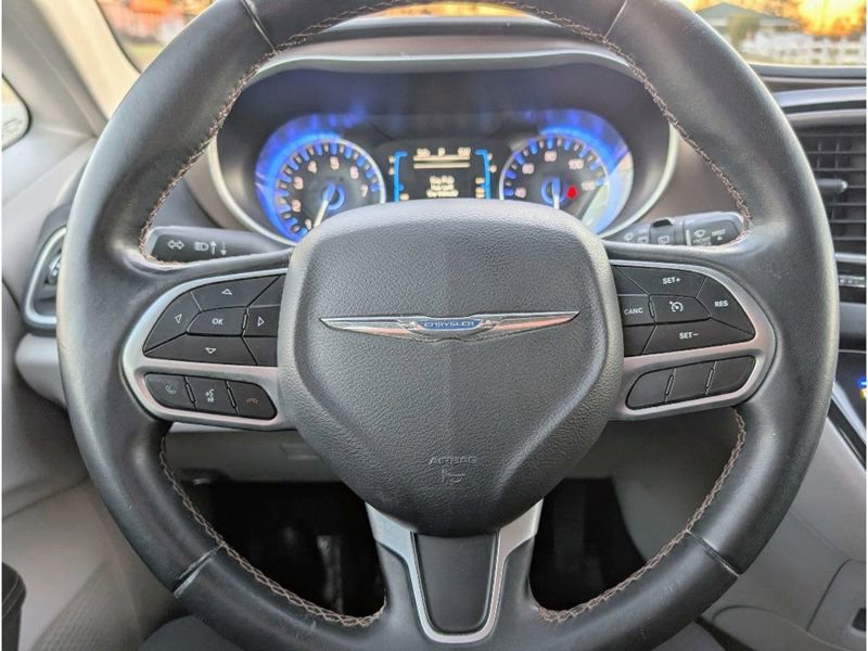 Used 2017 Chrysler Pacifica Touring-L image 20