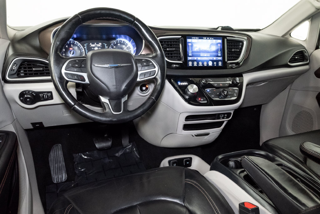 Used 2017 Chrysler Pacifica Touring-L FWD image 7