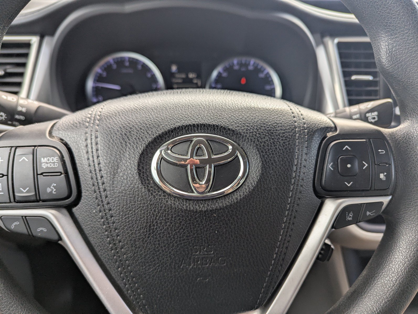 Used 2019 Toyota Highlander LE w/ Carpet Mat Package (TMS) FWD image 10