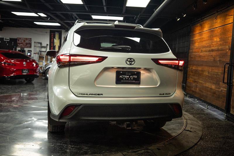 Used 2022 Toyota Highlander XLE AWD/4WD image 6