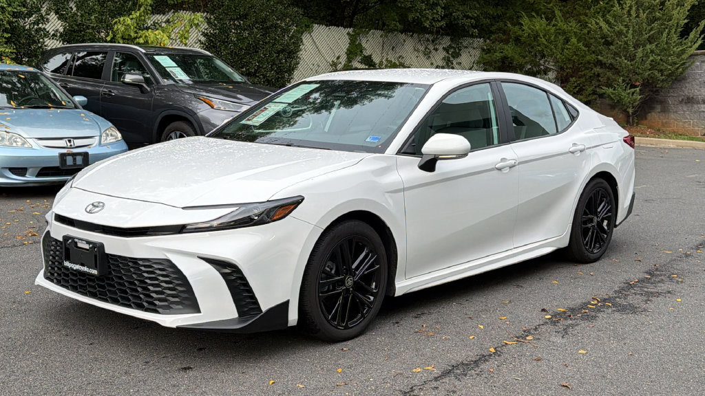 Used 2025 Toyota Camry SE FWD image 2