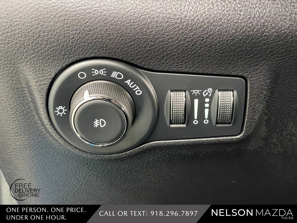 Used 2025 Jeep Compass Latitude image 30
