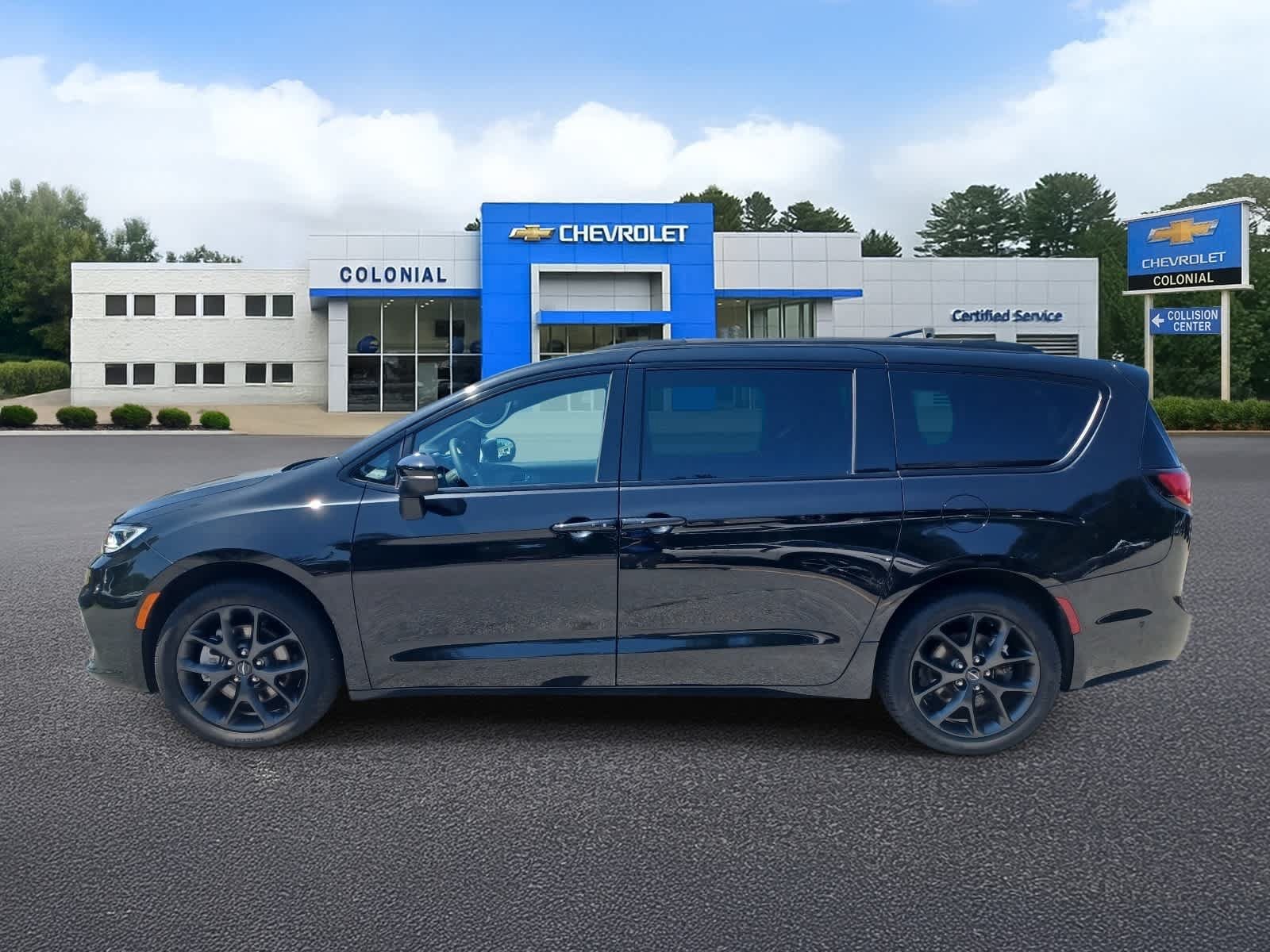 Used 2023 Chrysler Pacifica Touring-L w/ S Appearance Package AWD/4WD image 6