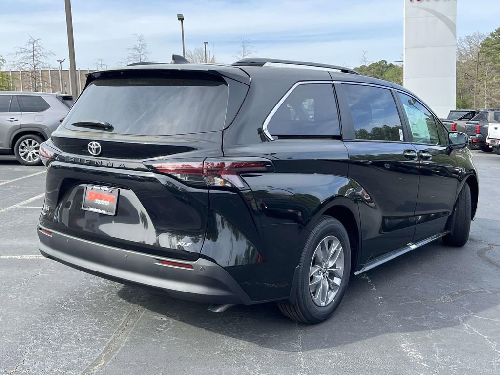 New 2026 Toyota Sienna XLE image 3