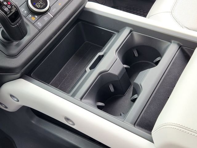 Used 2025 Land Rover Defender 110 X-Dynamic SE image 18