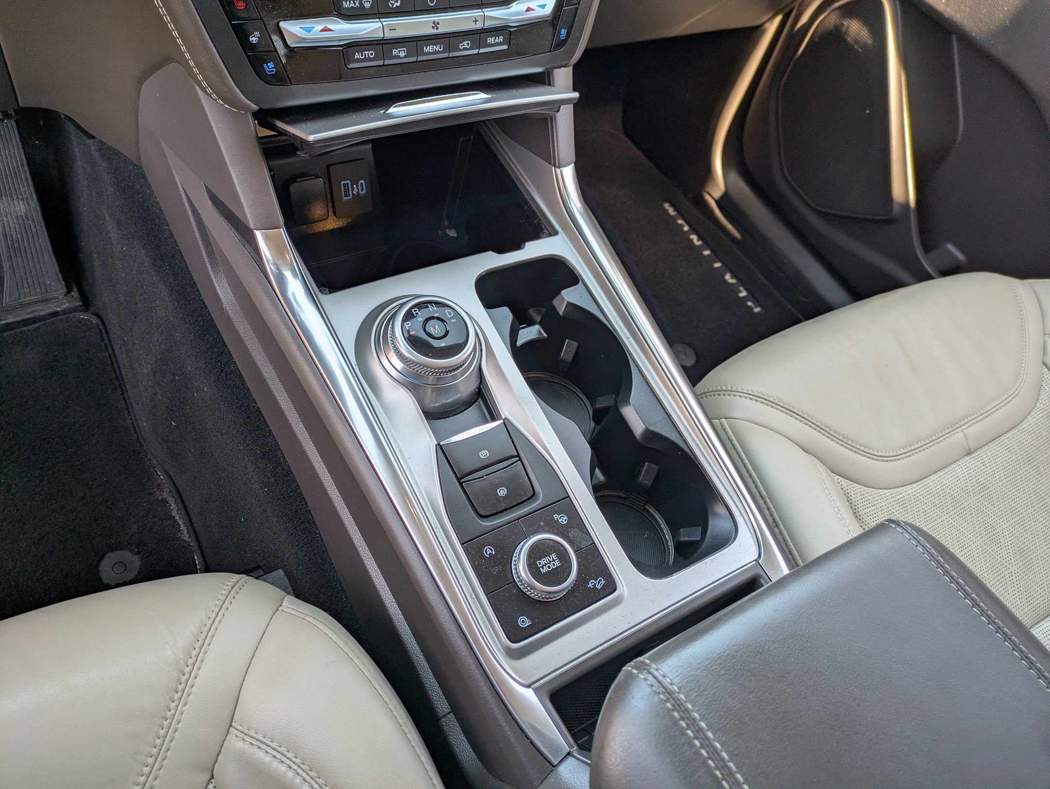 Used 2020 Ford Explorer Platinum w/ Premium Technology Package AWD/4WD image 13