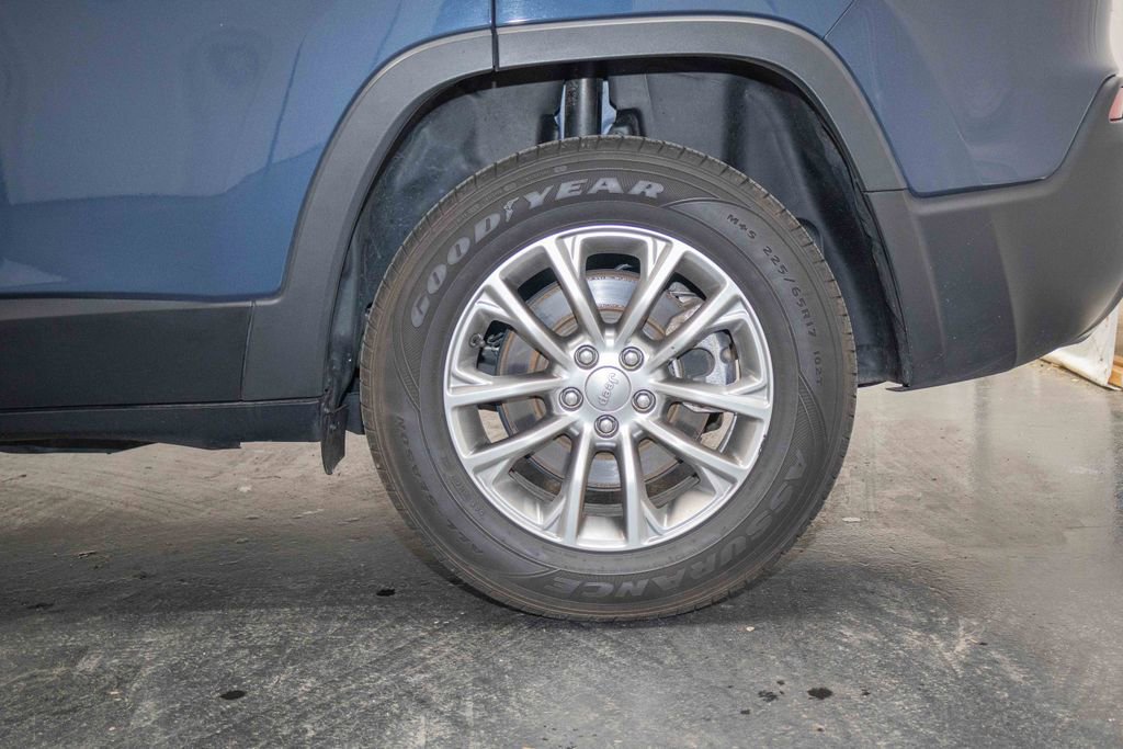 Used 2022 Jeep Cherokee Latitude Lux w/ Mopar Interior Package image 6
