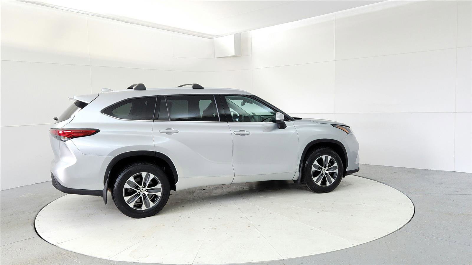 Used 2022 Toyota Highlander XLE image 6