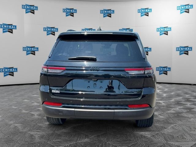 Used 2023 Jeep Grand Cherokee Limited w/ Black Appearance Package AWD/4WD image 5