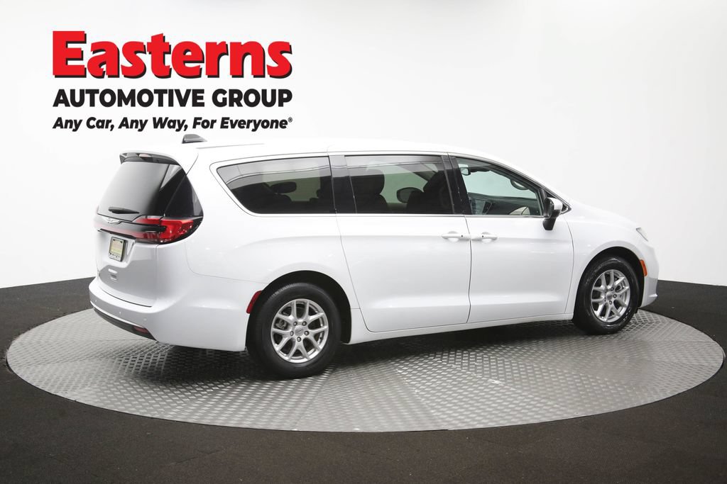 Used 2023 Chrysler Pacifica Touring-L FWD image 43
