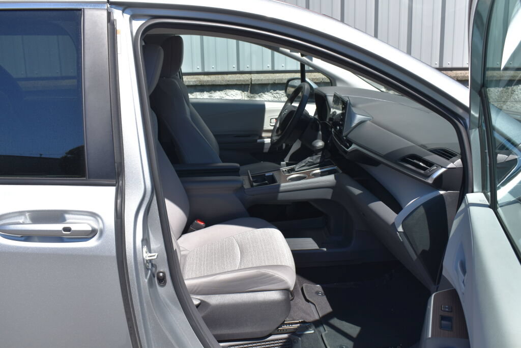 Certified 2024 Toyota Sienna LE AWD/4WD image 25