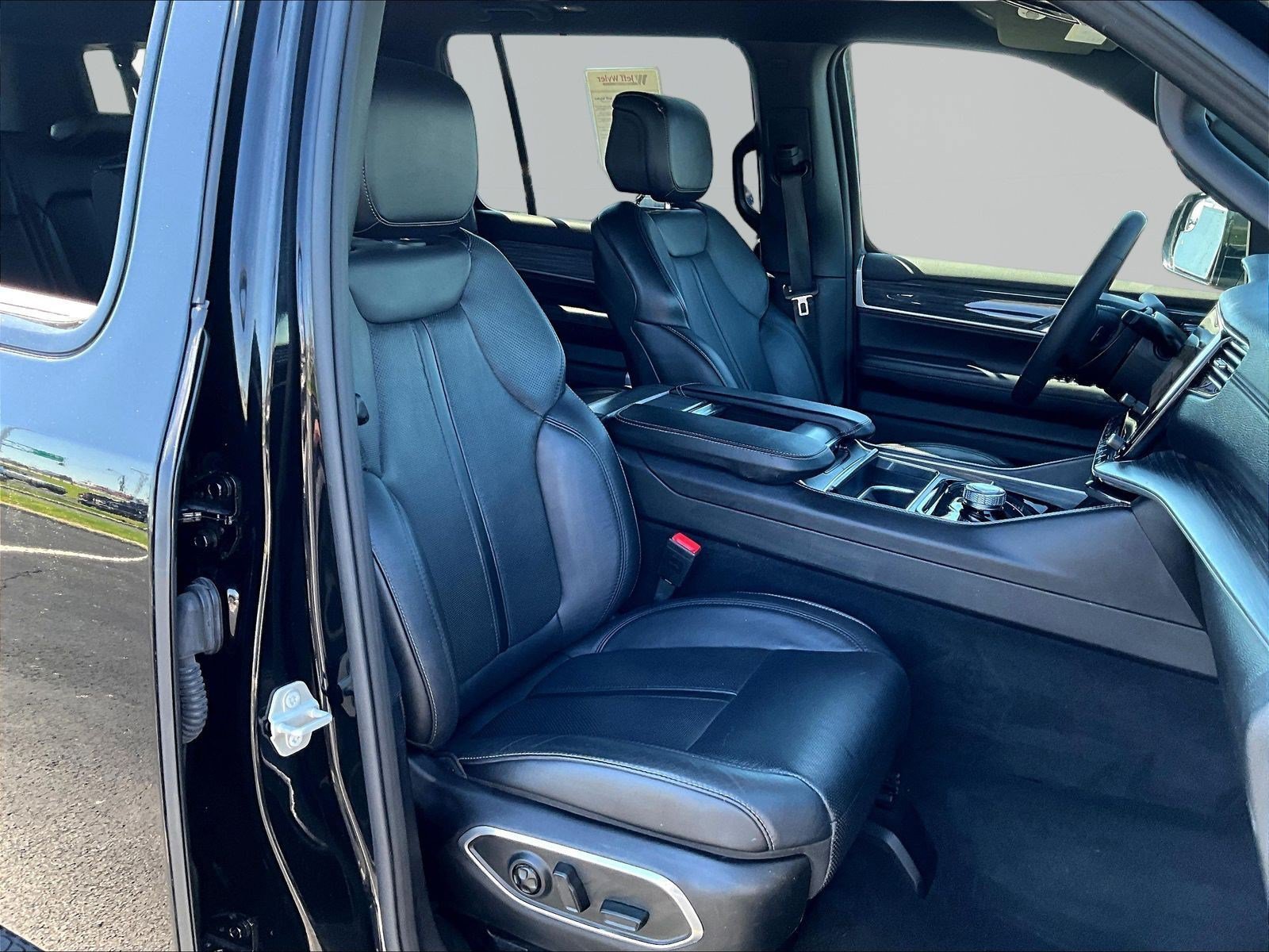 Used 2024 Jeep Wagoneer L Series II w/ Flexible Seating Group AWD/4WD image 30