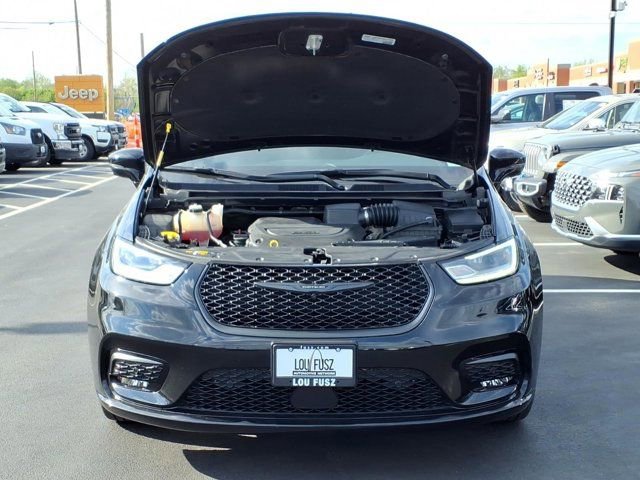 Used 2024 Chrysler Pacifica Touring-L w/ S Appearance Package image 32